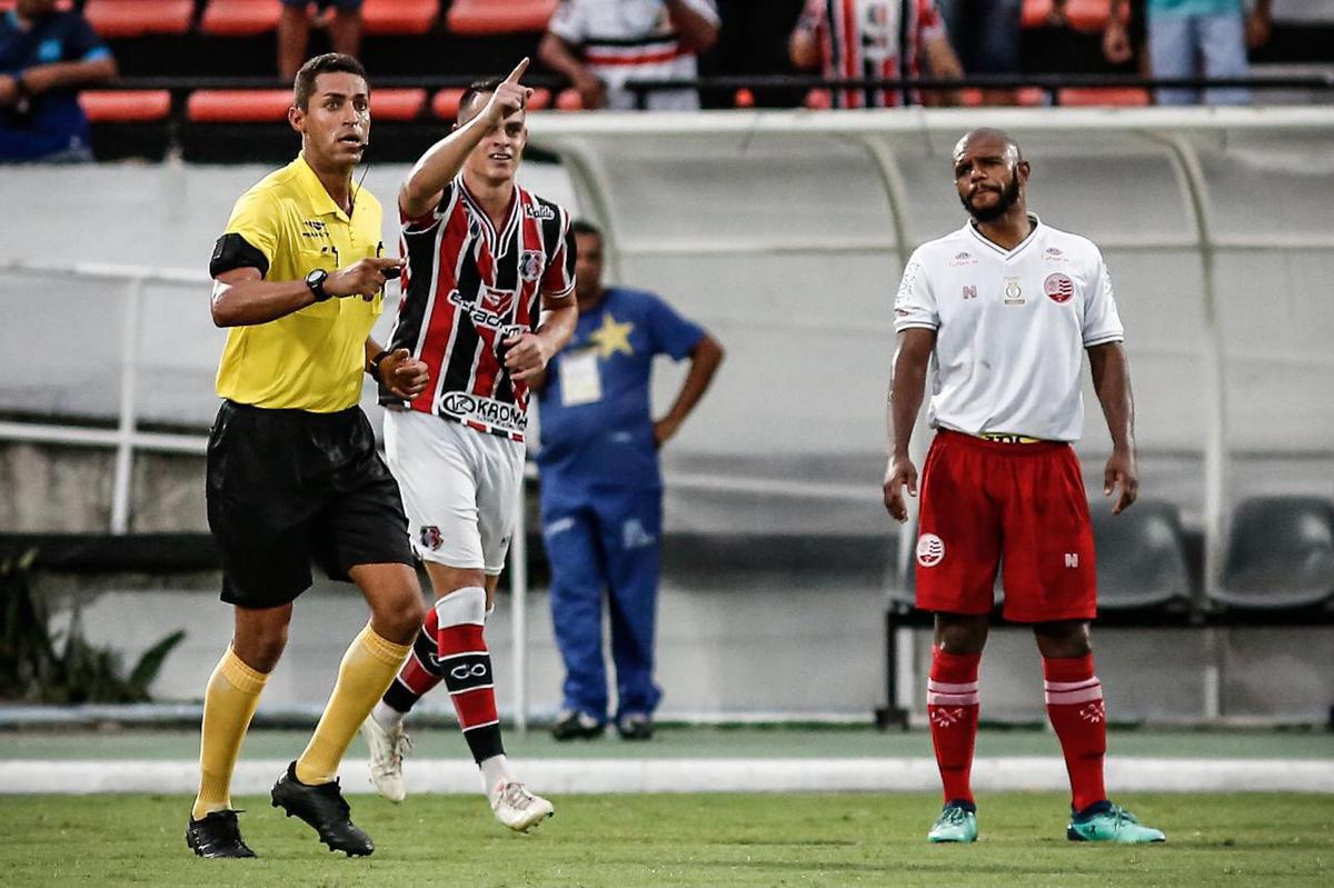 Equipes se enfrentaram pela stima rodada do Campeonato Pernambucano no estdio do Arruda