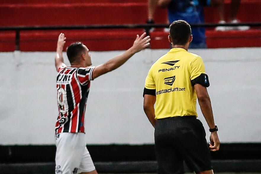 Equipes se enfrentaram pela stima rodada do Campeonato Pernambucano no estdio do Arruda