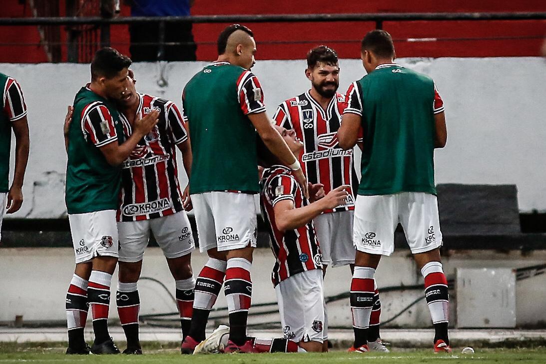 Equipes se enfrentaram pela stima rodada do Campeonato Pernambucano no estdio do Arruda