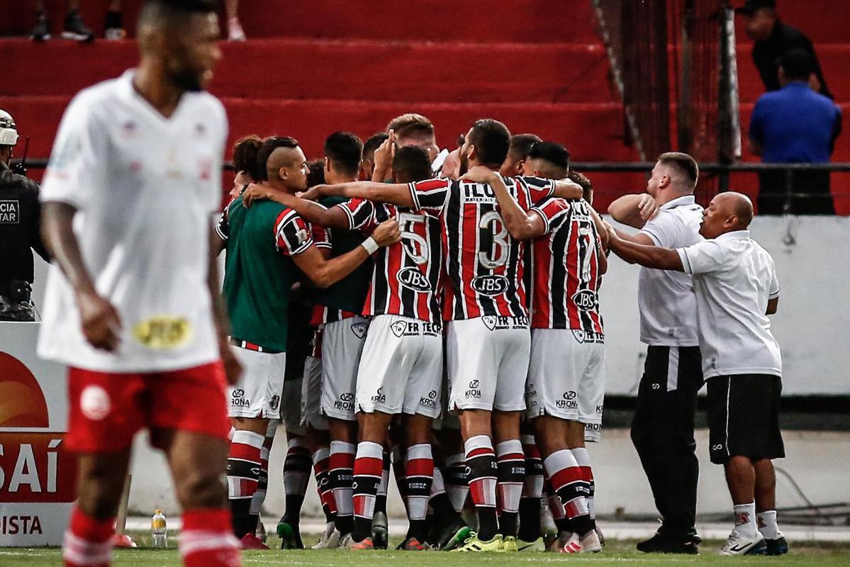 Equipes se enfrentaram pela stima rodada do Campeonato Pernambucano no estdio do Arruda