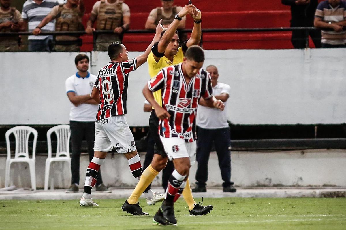 Equipes se enfrentaram pela stima rodada do Campeonato Pernambucano no estdio do Arruda