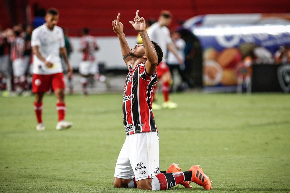 Equipes se enfrentaram pela stima rodada do Campeonato Pernambucano no estdio do Arruda