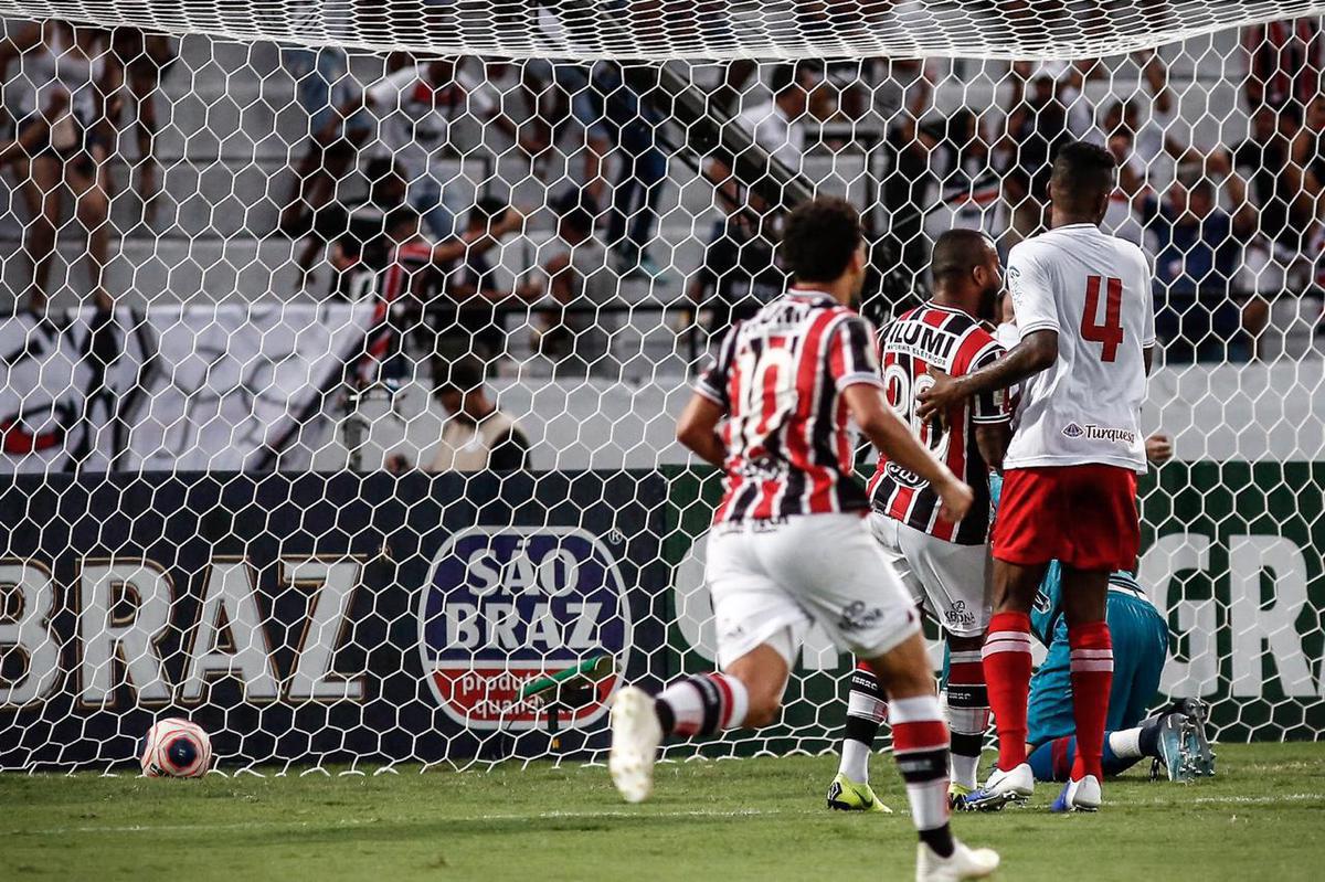 Equipes se enfrentaram pela stima rodada do Campeonato Pernambucano no estdio do Arruda