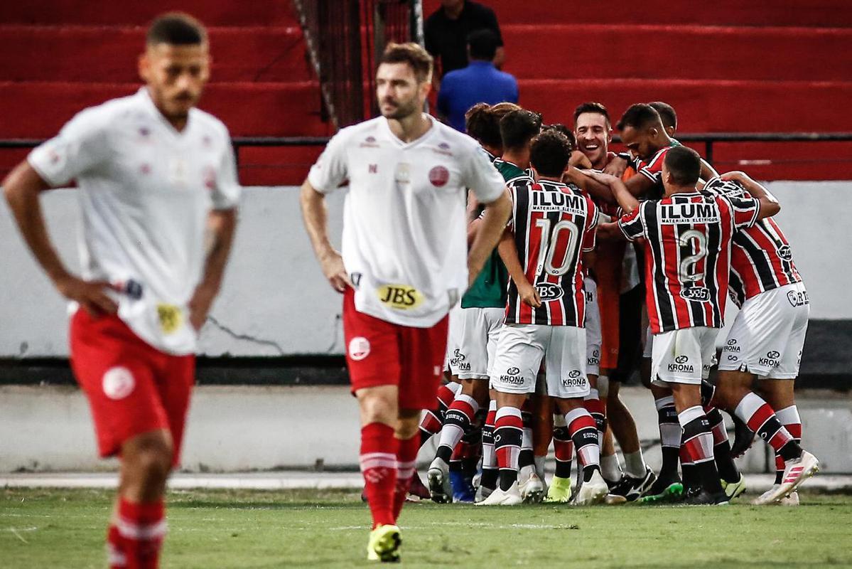 Equipes se enfrentaram pela stima rodada do Campeonato Pernambucano no estdio do Arruda