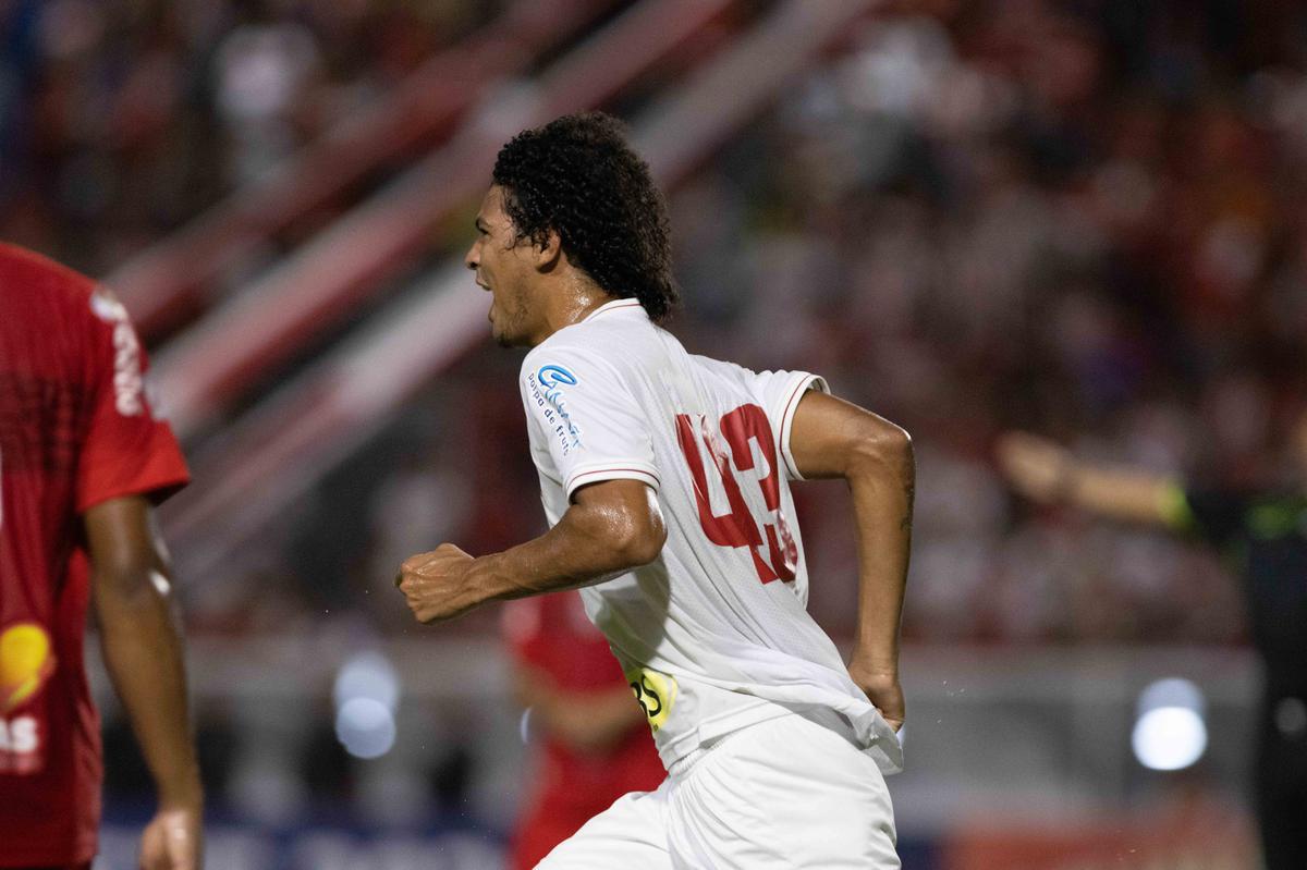 Luanderson abriu o placar pala o Nutico ainda no primeiro tempo do jogo, no Rei Pel. O CRB virou, fez 2 a 1, mas o Nutico buscou o resultado com gols de Jorge Henrique e Jean Carlos, que marcou o terceiro de falta j nos acrscimos.