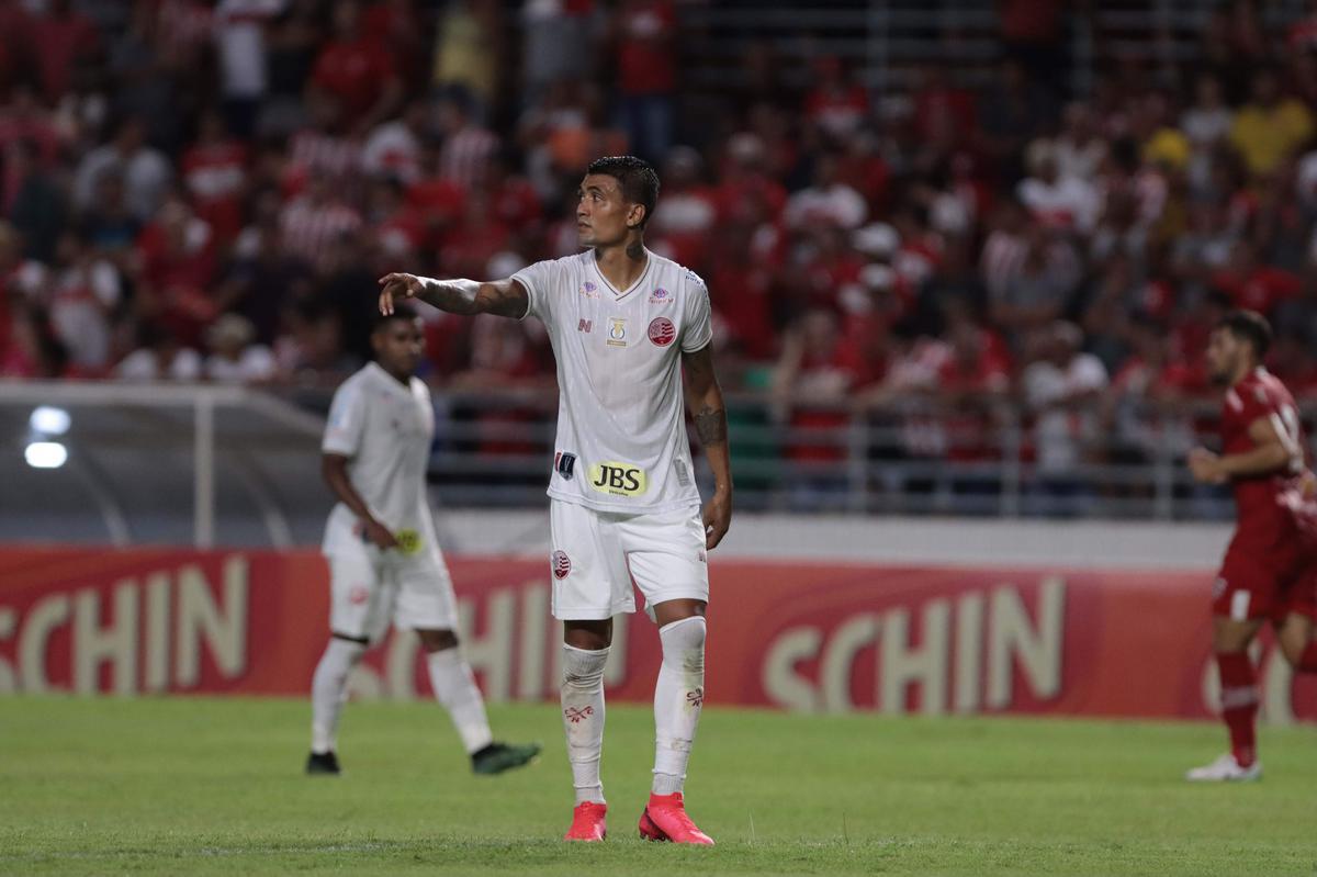 Luanderson abriu o placar pala o Nutico ainda no primeiro tempo do jogo, no Rei Pel. O CRB virou, fez 2 a 1, mas o Nutico buscou o resultado com gols de Jorge Henrique e Jean Carlos, que marcou o terceiro de falta j nos acrscimos.
