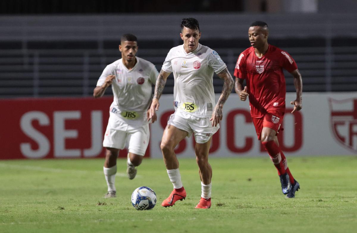 Luanderson abriu o placar pala o Nutico ainda no primeiro tempo do jogo, no Rei Pel. O CRB virou, fez 2 a 1, mas o Nutico buscou o resultado com gols de Jorge Henrique e Jean Carlos, que marcou o terceiro de falta j nos acrscimos.