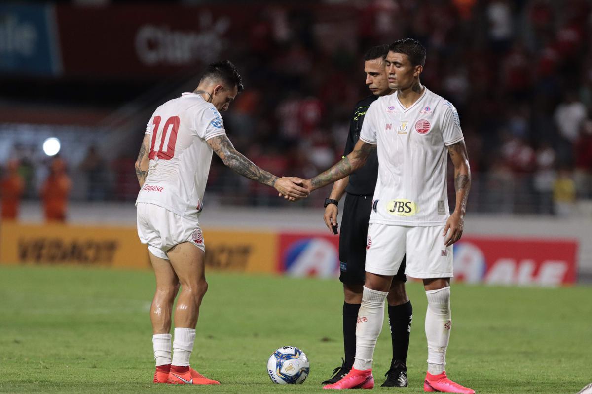 Luanderson abriu o placar pala o Nutico ainda no primeiro tempo do jogo, no Rei Pel. O CRB virou, fez 2 a 1, mas o Nutico buscou o resultado com gols de Jorge Henrique e Jean Carlos, que marcou o terceiro de falta j nos acrscimos.