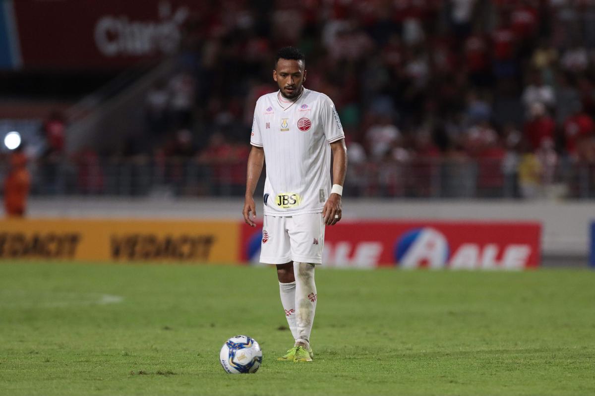 Luanderson abriu o placar pala o Nutico ainda no primeiro tempo do jogo, no Rei Pel. O CRB virou, fez 2 a 1, mas o Nutico buscou o resultado com gols de Jorge Henrique e Jean Carlos, que marcou o terceiro de falta j nos acrscimos.