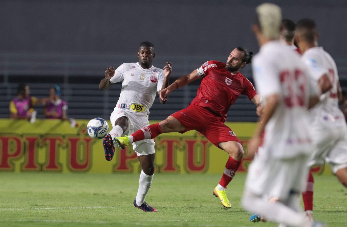 Luanderson abriu o placar pala o Nutico ainda no primeiro tempo do jogo, no Rei Pel. O CRB virou, fez 2 a 1, mas o Nutico buscou o resultado com gols de Jorge Henrique e Jean Carlos, que marcou o terceiro de falta j nos acrscimos.