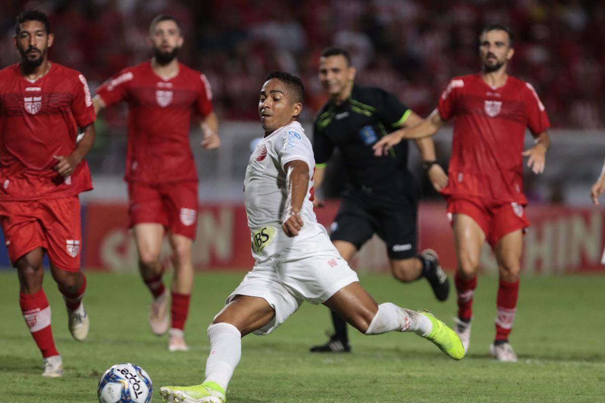 Luanderson abriu o placar pala o Nutico ainda no primeiro tempo do jogo, no Rei Pel. O CRB virou, fez 2 a 1, mas o Nutico buscou o resultado com gols de Jorge Henrique e Jean Carlos, que marcou o terceiro de falta j nos acrscimos.