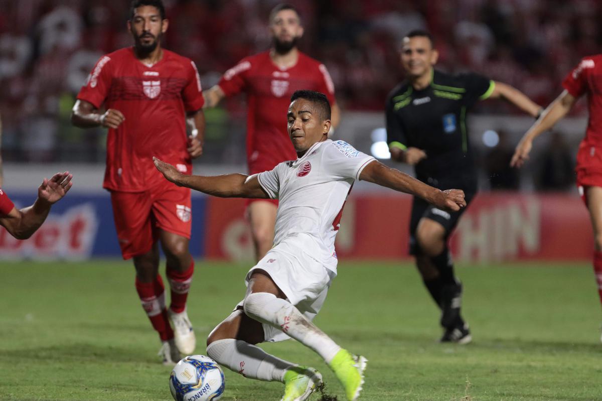 Luanderson abriu o placar pala o Nutico ainda no primeiro tempo do jogo, no Rei Pel. O CRB virou, fez 2 a 1, mas o Nutico buscou o resultado com gols de Jorge Henrique e Jean Carlos, que marcou o terceiro de falta j nos acrscimos.