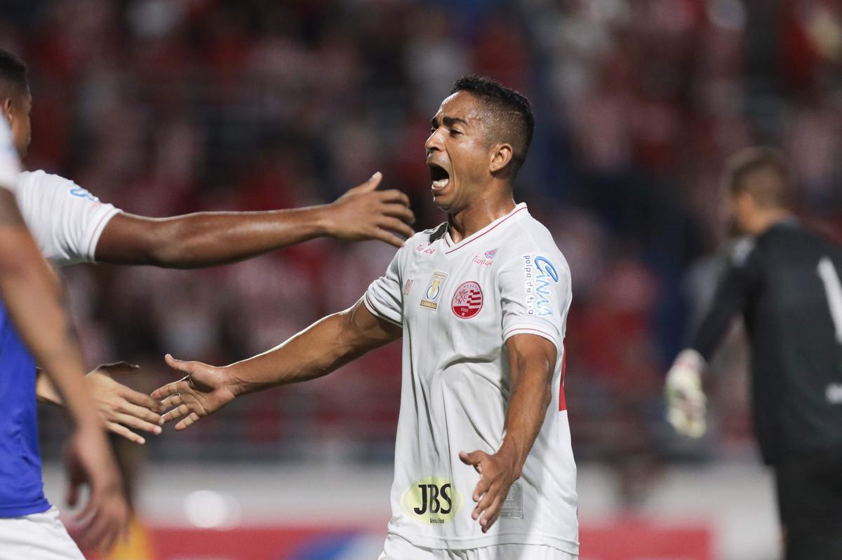 Luanderson abriu o placar pala o Nutico ainda no primeiro tempo do jogo, no Rei Pel. O CRB virou, fez 2 a 1, mas o Nutico buscou o resultado com gols de Jorge Henrique e Jean Carlos, que marcou o terceiro de falta j nos acrscimos.