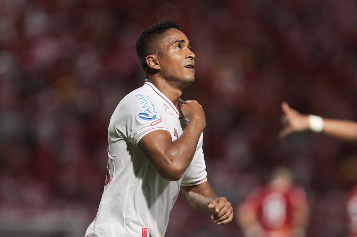 Luanderson abriu o placar pala o Nutico ainda no primeiro tempo do jogo, no Rei Pel. O CRB virou, fez 2 a 1, mas o Nutico buscou o resultado com gols de Jorge Henrique e Jean Carlos, que marcou o terceiro de falta j nos acrscimos.