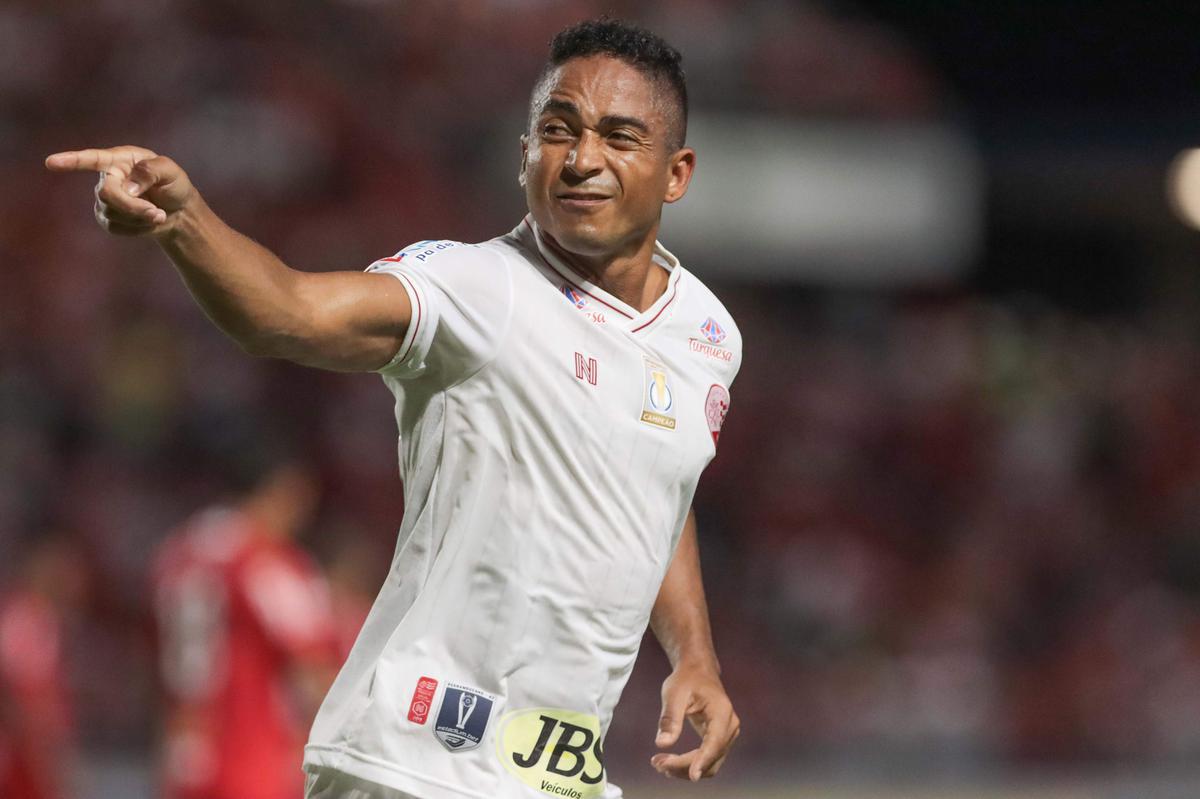 Luanderson abriu o placar pala o Nutico ainda no primeiro tempo do jogo, no Rei Pel. O CRB virou, fez 2 a 1, mas o Nutico buscou o resultado com gols de Jorge Henrique e Jean Carlos, que marcou o terceiro de falta j nos acrscimos.