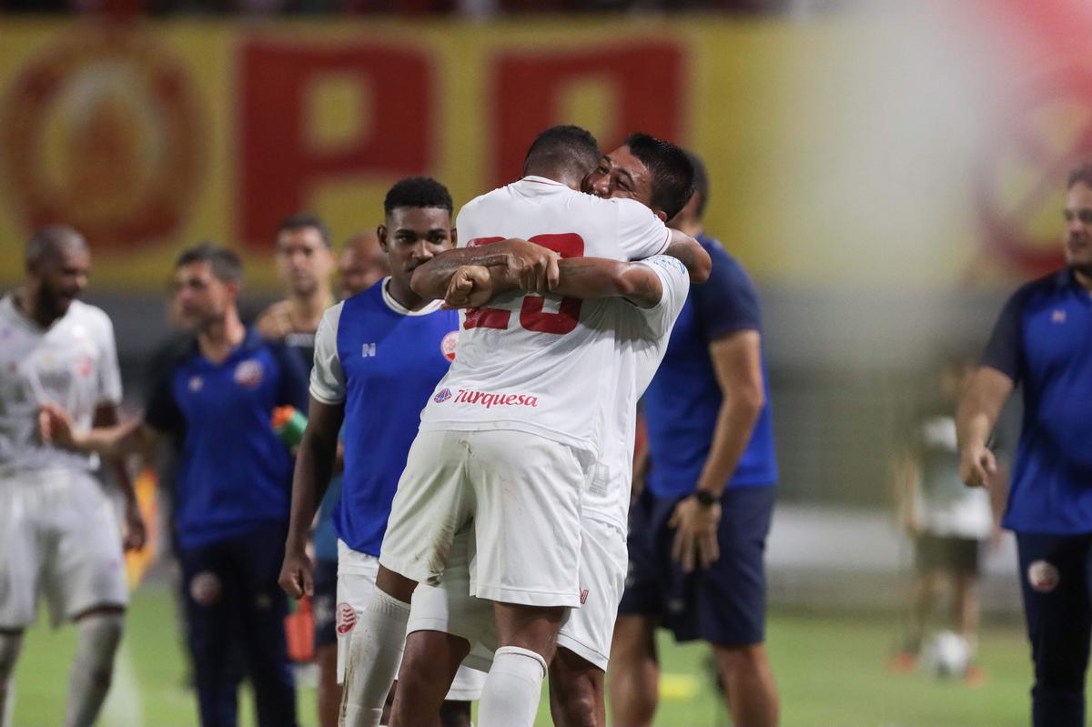 Luanderson abriu o placar pala o Nutico ainda no primeiro tempo do jogo, no Rei Pel. O CRB virou, fez 2 a 1, mas o Nutico buscou o resultado com gols de Jorge Henrique e Jean Carlos, que marcou o terceiro de falta j nos acrscimos.