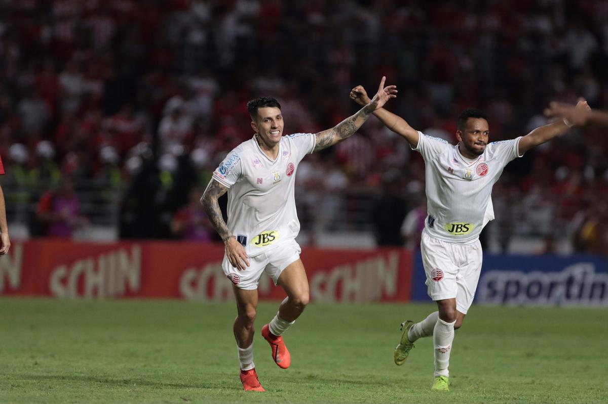 Luanderson abriu o placar pala o Nutico ainda no primeiro tempo do jogo, no Rei Pel. O CRB virou, fez 2 a 1, mas o Nutico buscou o resultado com gols de Jorge Henrique e Jean Carlos, que marcou o terceiro de falta j nos acrscimos.