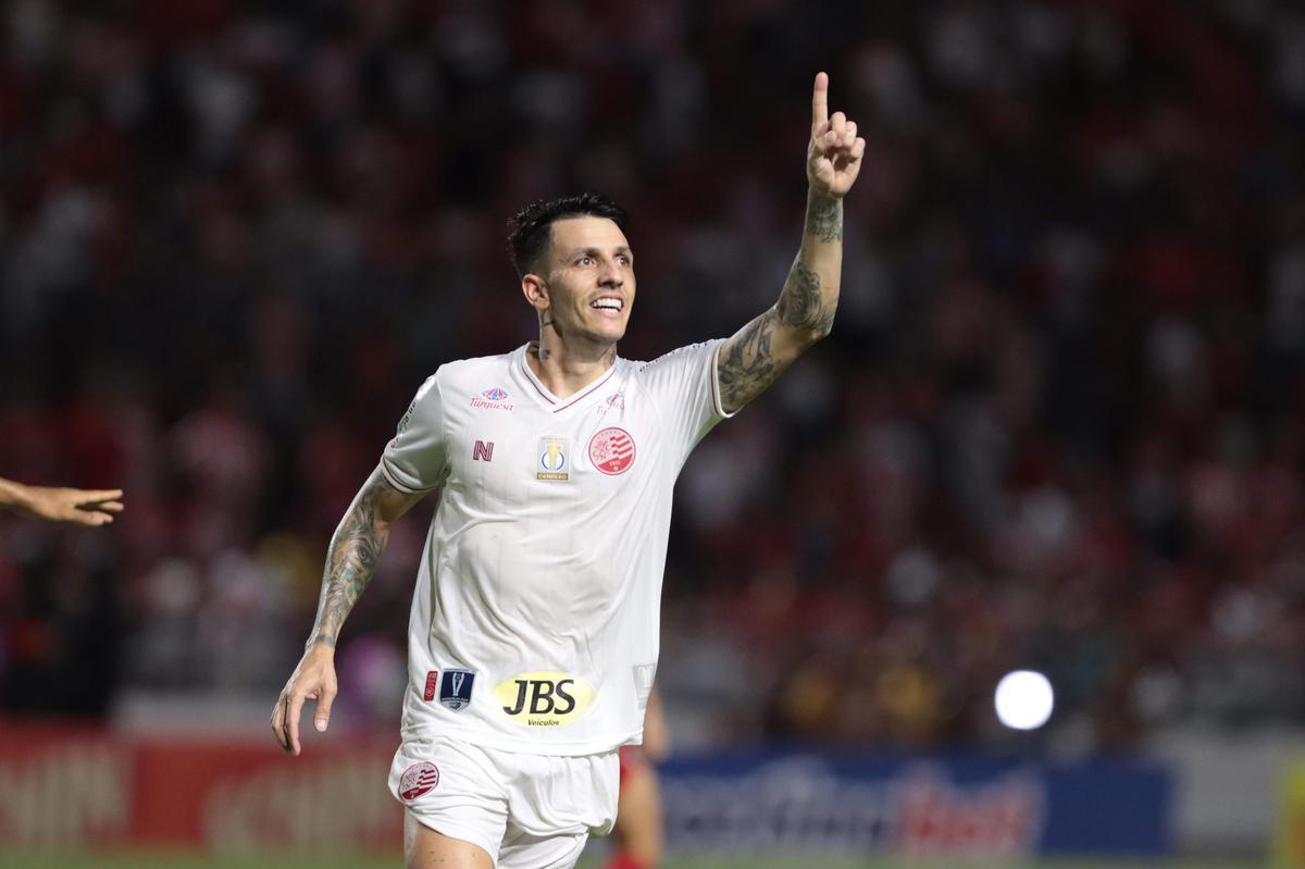 Luanderson abriu o placar pala o Nutico ainda no primeiro tempo do jogo, no Rei Pel. O CRB virou, fez 2 a 1, mas o Nutico buscou o resultado com gols de Jorge Henrique e Jean Carlos, que marcou o terceiro de falta j nos acrscimos.