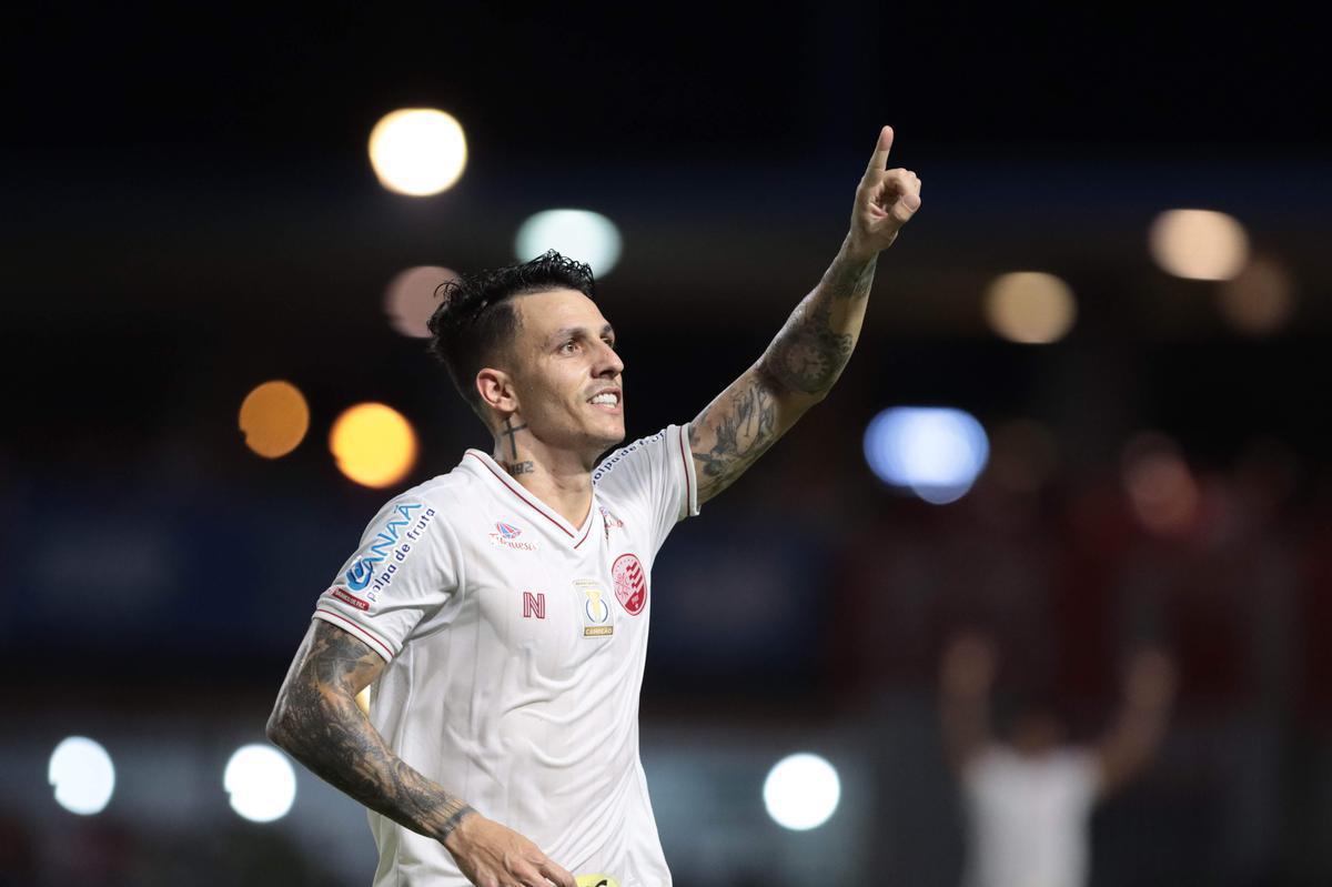 Luanderson abriu o placar pala o Nutico ainda no primeiro tempo do jogo, no Rei Pel. O CRB virou, fez 2 a 1, mas o Nutico buscou o resultado com gols de Jorge Henrique e Jean Carlos, que marcou o terceiro de falta j nos acrscimos.