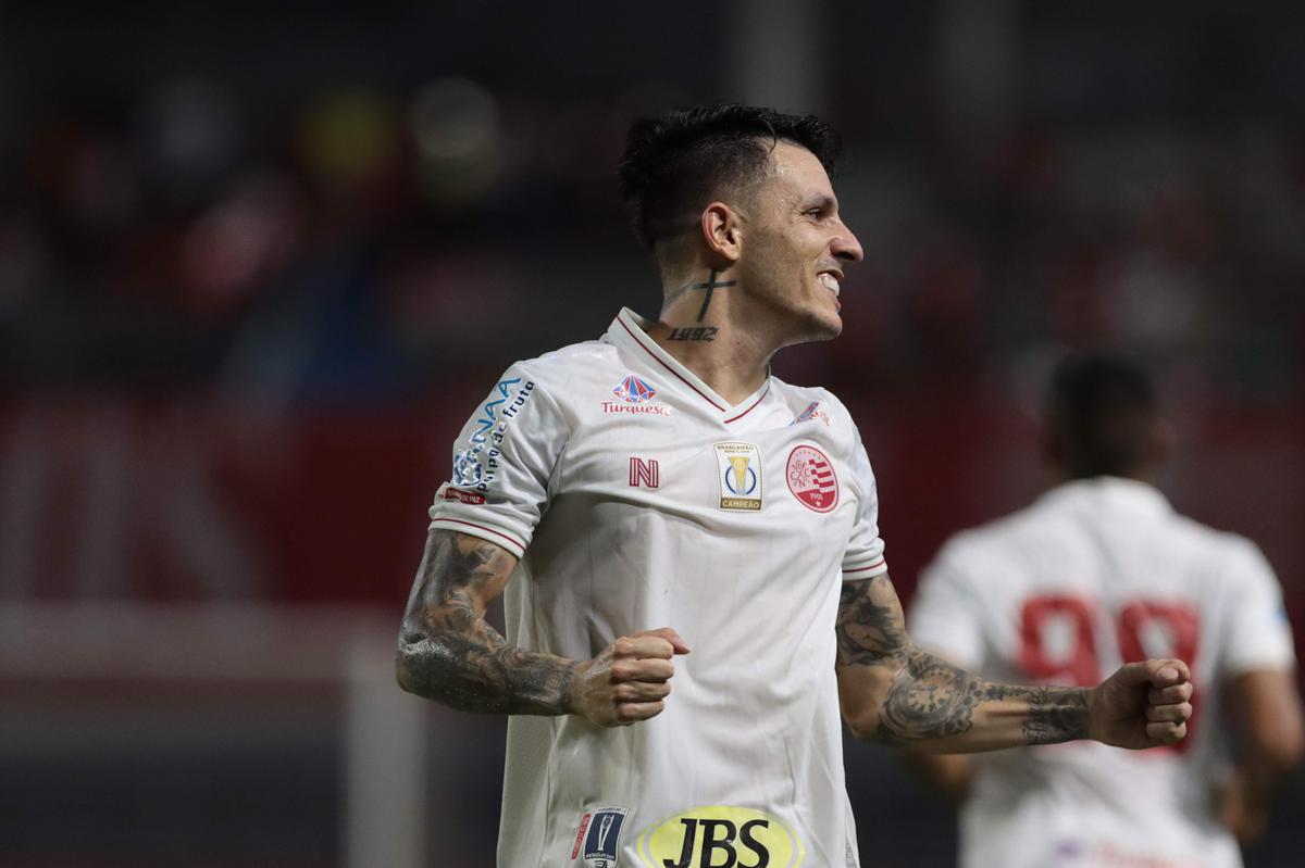 Luanderson abriu o placar pala o Nutico ainda no primeiro tempo do jogo, no Rei Pel. O CRB virou, fez 2 a 1, mas o Nutico buscou o resultado com gols de Jorge Henrique e Jean Carlos, que marcou o terceiro de falta j nos acrscimos.