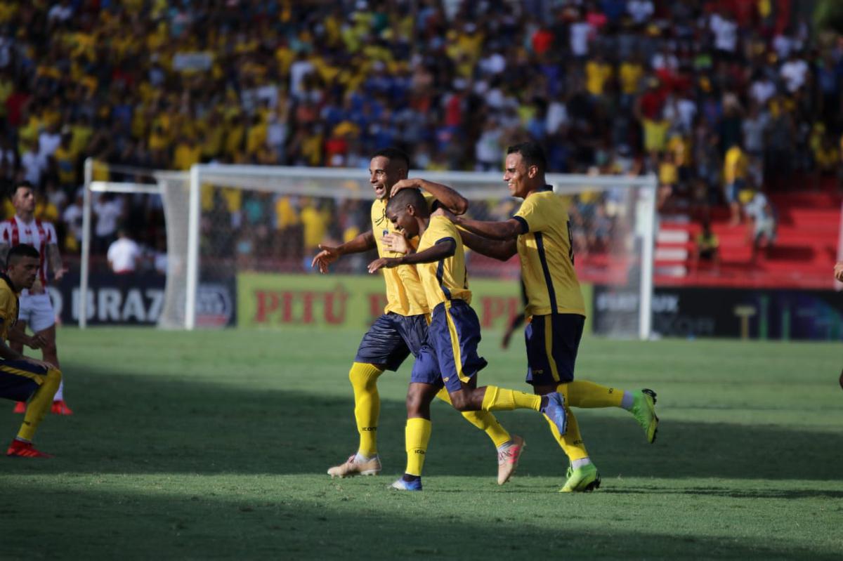 Lances entre Nutico e Retr, no estdio dos Aflitos, em jogo do Campeonato Pernambucano