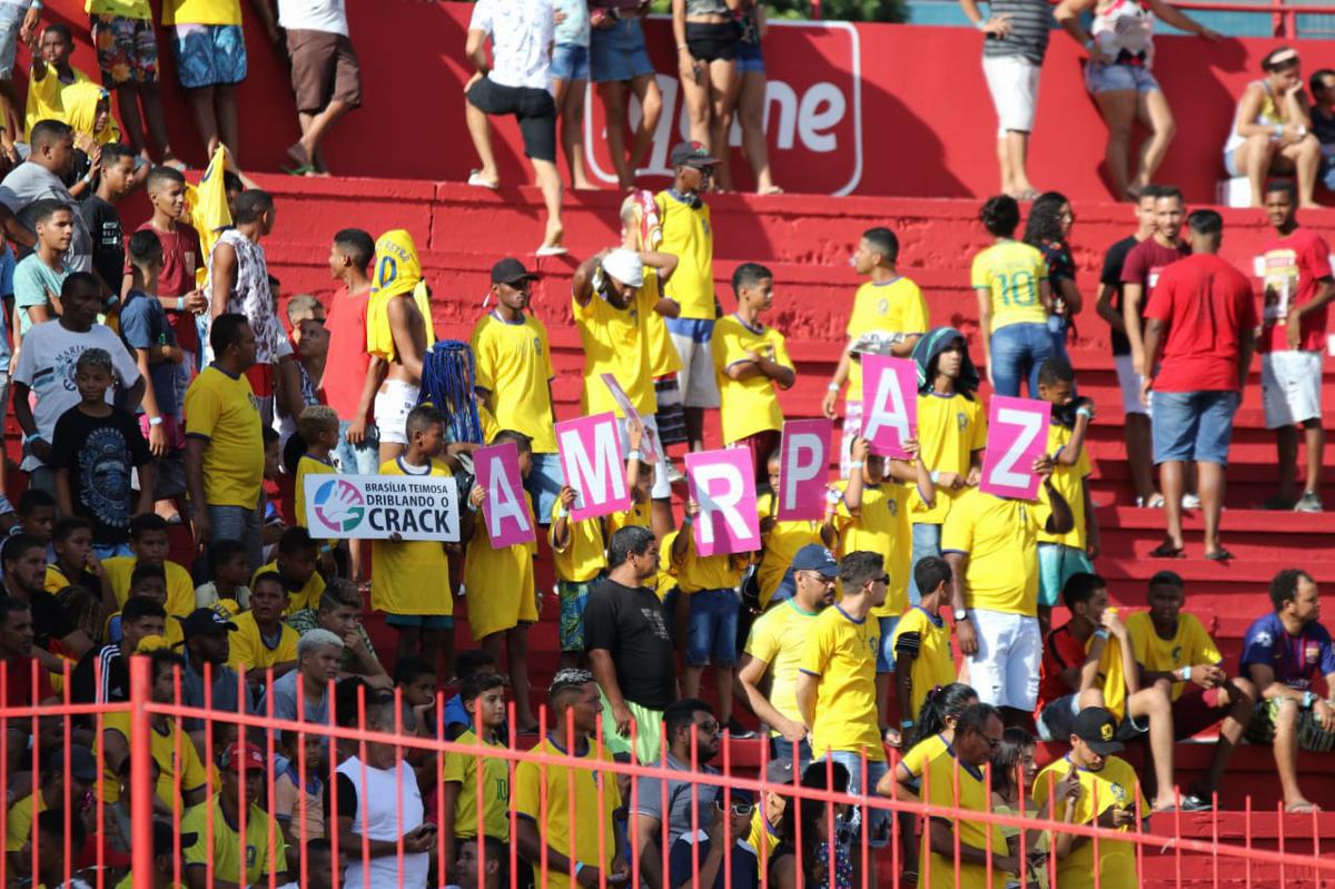 Lances entre Nutico e Retr, no estdio dos Aflitos, em jogo do Campeonato Pernambucano