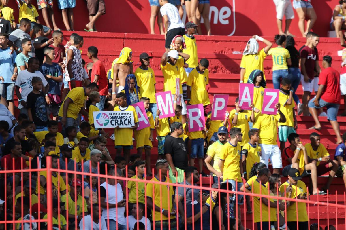 Lances entre Nutico e Retr, no estdio dos Aflitos, em jogo do Campeonato Pernambucano