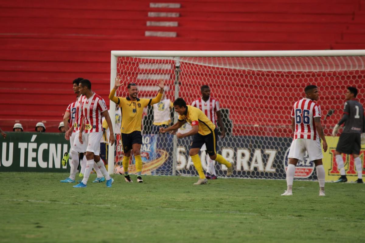 Lances entre Nutico e Retr, no estdio dos Aflitos, em jogo do Campeonato Pernambucano