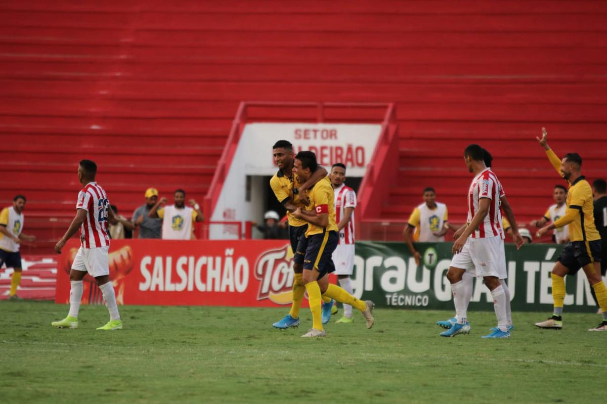 Lances entre Nutico e Retr, no estdio dos Aflitos, em jogo do Campeonato Pernambucano