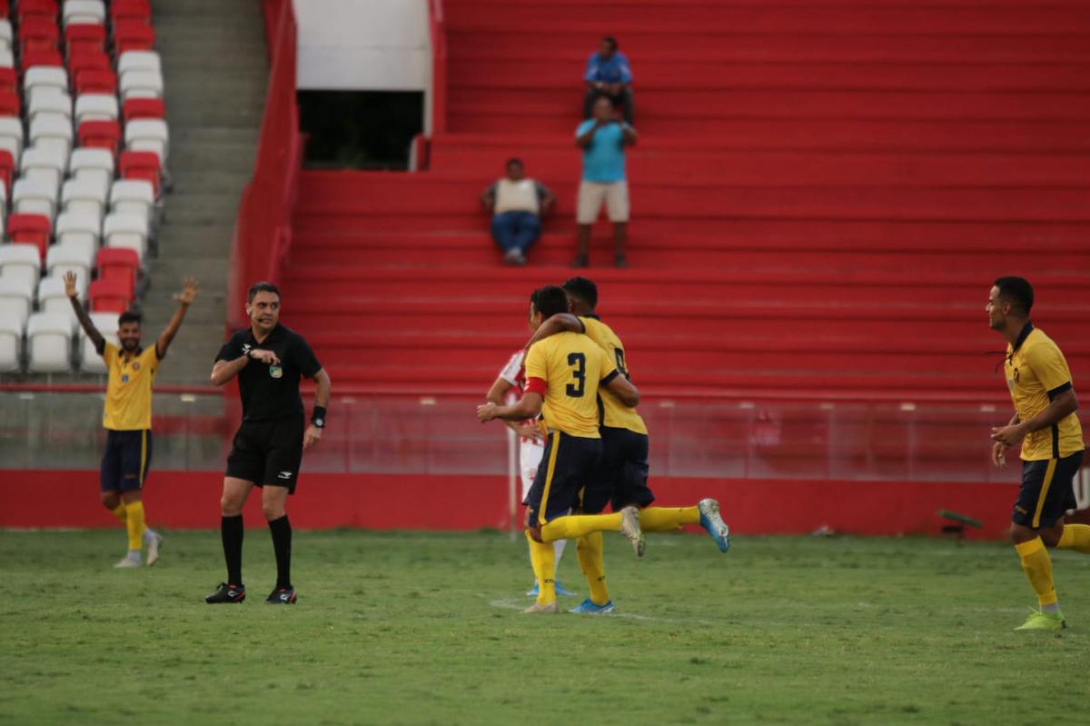 Lances entre Nutico e Retr, no estdio dos Aflitos, em jogo do Campeonato Pernambucano