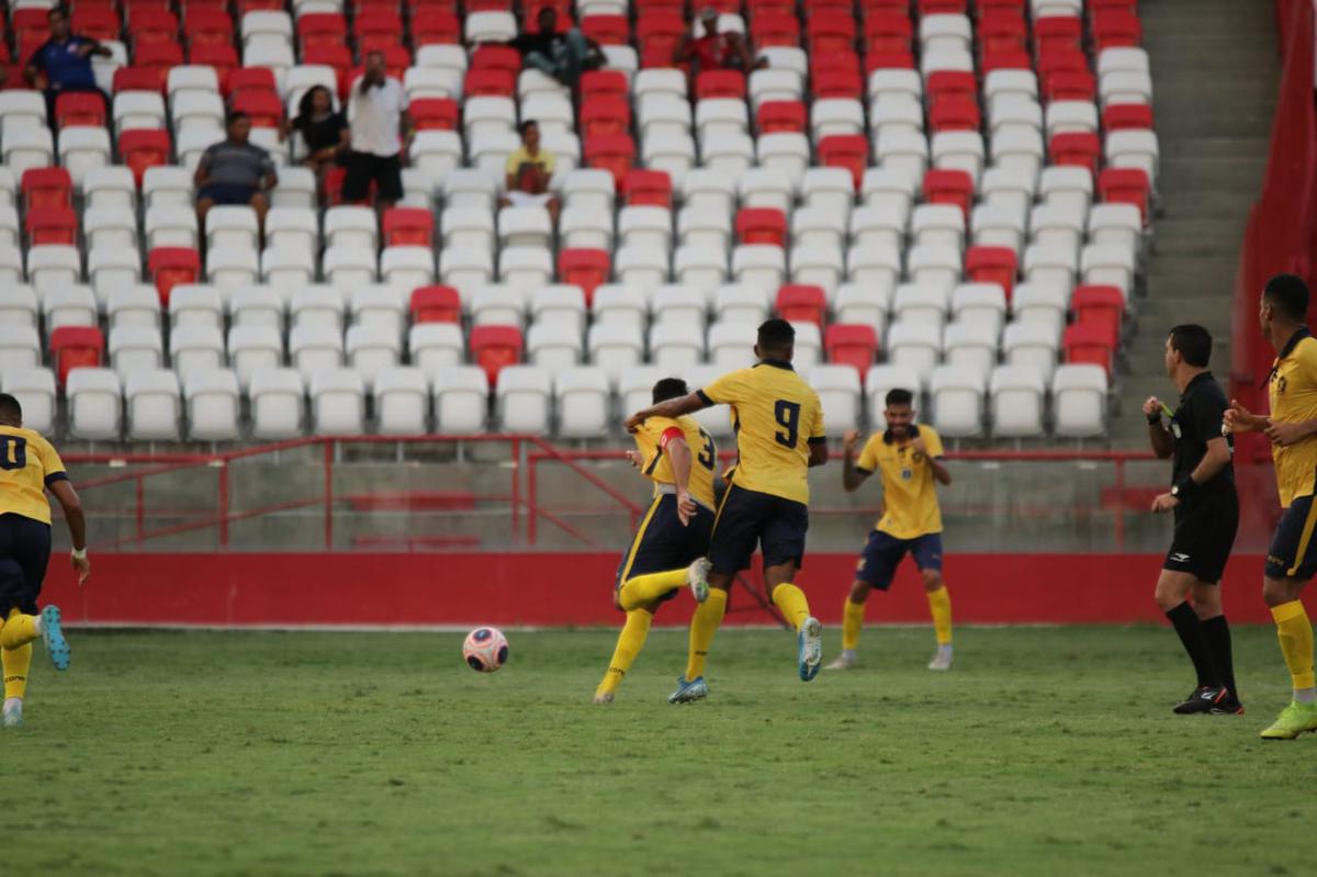 Lances entre Nutico e Retr, no estdio dos Aflitos, em jogo do Campeonato Pernambucano