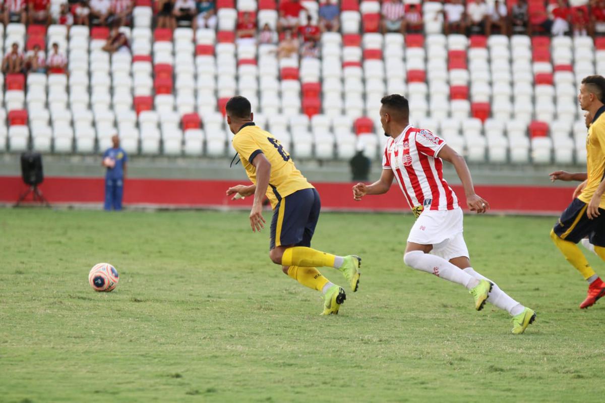 Lances entre Nutico e Retr, no estdio dos Aflitos, em jogo do Campeonato Pernambucano