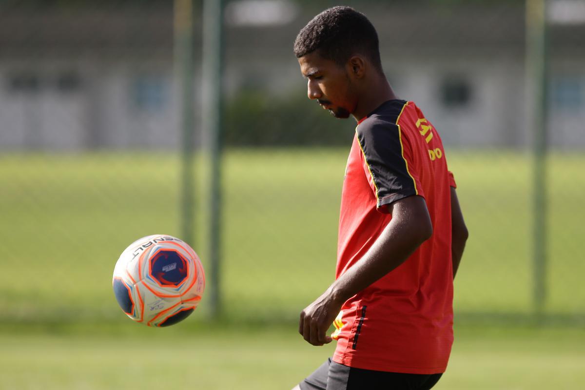 Volante Matheusinho, de 20 anos, alado ao time profissional nesta temporada, ainda no realizou nenhum jogo com a camisa do Sport.