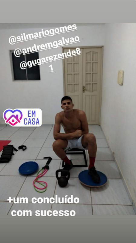 Fazendo o tratamento ps-operatrio, o zagueiro Camutanga aproveitou para matar as saudades de sua famlia no interior, mas sem descuidar dos treinamentos e da fisioterapia