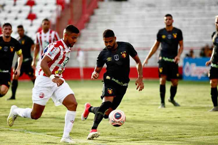 No est�dio dos Aflitos, N�utico e Sport empataram, em 1 a 1, no primeiro Cl�ssico das Emo��es da temporada. Os dois gols da partida foram contra, com Salatiel e Chico