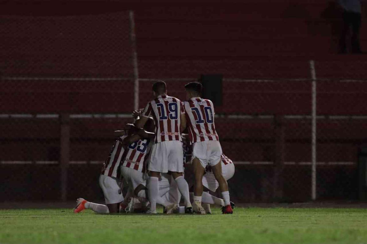 Pela Copa do Brasil, N�utico venceu o Toledo, por 2 a 0, fora de casa. A classifica��o tranquila foi na conta de Matheus Carvalho e Jean Carlos