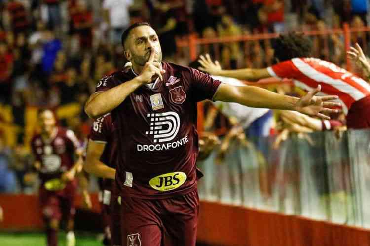 Nos Aflitos, o N�utico venceu o Sport  pelo placar de 2 a 0. A partida foi v�lida pela Copa do Nordeste, e o primeiro foi foi de Ronaldo Alves, ex-Sport  