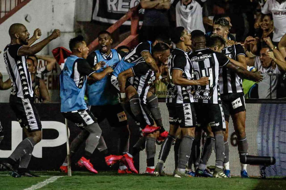 Nos Aflitos, N�utico e Botafogo empataram em 1 a 1, no tempo real. A decis�o da partida, v�lida pela Copa do Brasil, foi aos p�naltis, e com o goleiro advers�rio inspirado, Timbu acabou derrotado por 4 a 3
