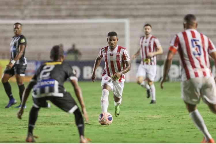 Nos Aflitos, em jogo v�lido pelo Campeonato Pernambucano, a equipe mandante foi derrotada pelo Central, com o placar de 1 a 0; jogo foi o primeiro ap�s a elimina��o da Copa do Brasil
