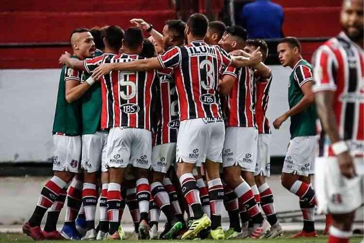 No dia primeiro de mar�o, o N�utico foi derrotado pelo Santa Cruz, no Arruda, por 2 a 0. Timbu come�ou a se complicar na disputa estadual e caiu para o quarto lugar da tabela de classifica��o