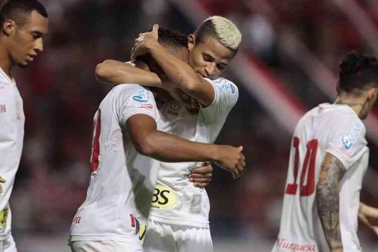 Nos acr�scimos, N�utico venceu o CRB, pela Copa do Nordeste, em jogo fora de casa. Partida marcou a sexta rodada do Regional e ficou marcada por %u201Cespantar a m� fase%u201D de Jean Carlos
