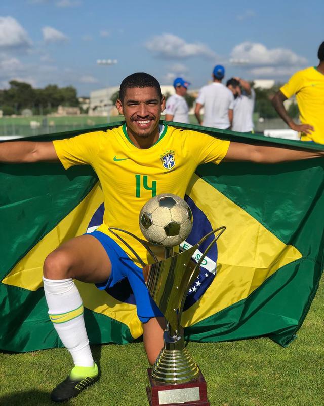 Adryelson comemora o ttulo pela seleo brasileira sub-23 na Frana. Na final, vencida pelo Brasil nos pnaltis sobre o Japo aps 1 a 1 no tempo normal, o zagueiro foi reserva.