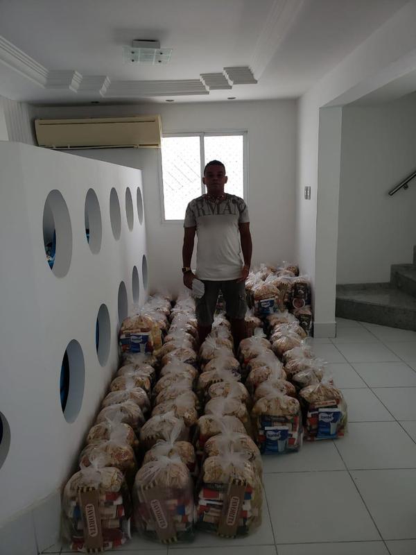 Carlinhos Bala com o resultado das duas primeiras arrecadaes, que contabilizam 100 cestas bsicas