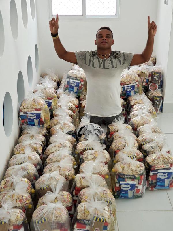 Carlinhos Bala agradecendo o resultado das duas primeiras arrecadaes, que contabilizam 100 cestas bsicas