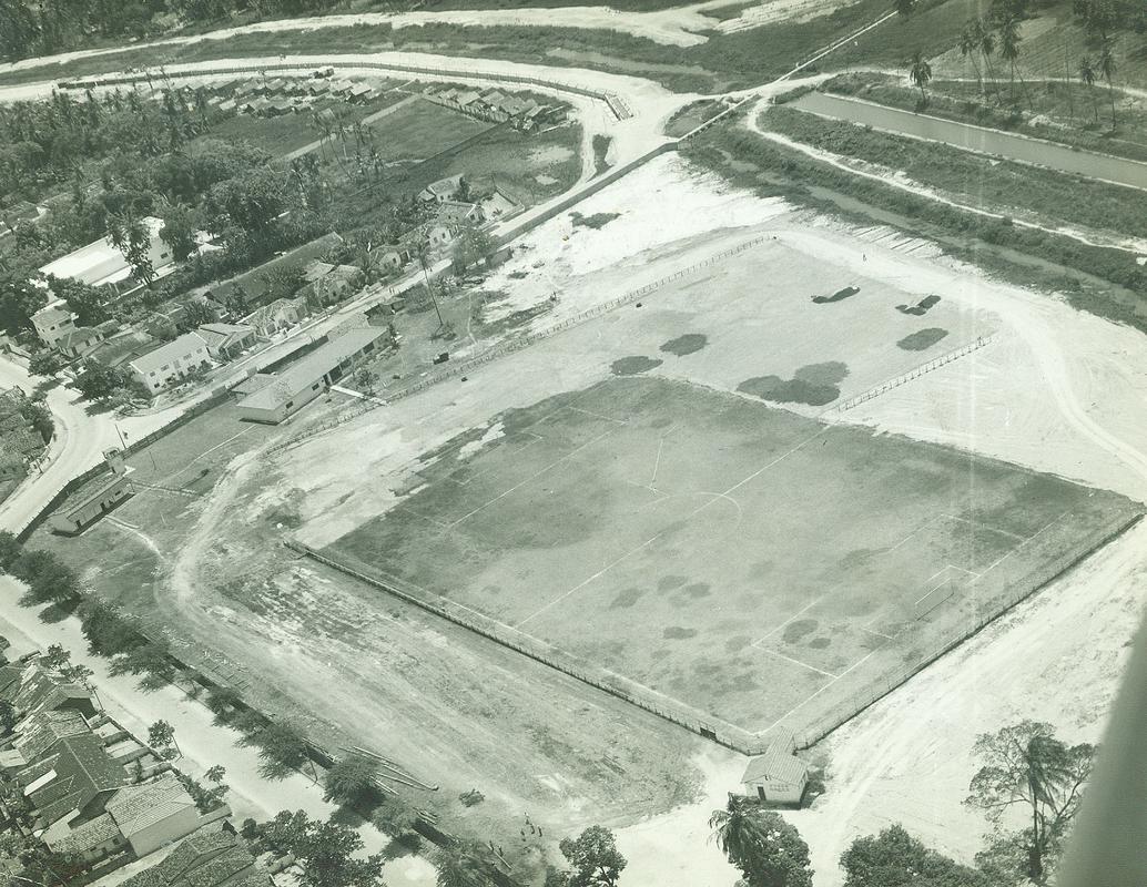 Em 1964, em vista area, o campo ainda era invertido em relao  orientao atual, com as traves voltadas para a Avenida Beberibe, principal que corta o bairro do Arruda. Era o incio da expanso do terreno para a ampliao do estdio. Ao fundo, o canal do Arruda sendo revitalizado.