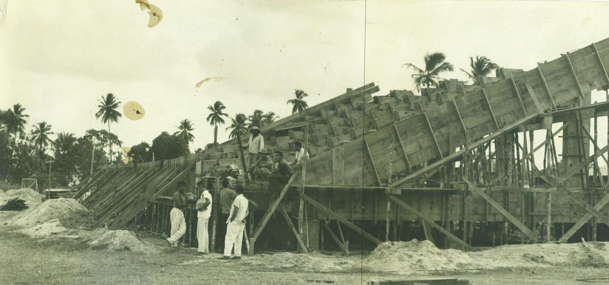 De 1965 a 1970, o estdio passou a receber as primeiras arquibancadas. Desde a estrutura de madeira at a alvenaria, com apoio da doao sobretudo de torcedores do clube. Na foto, a construo de um lance de escadas, em 1965.