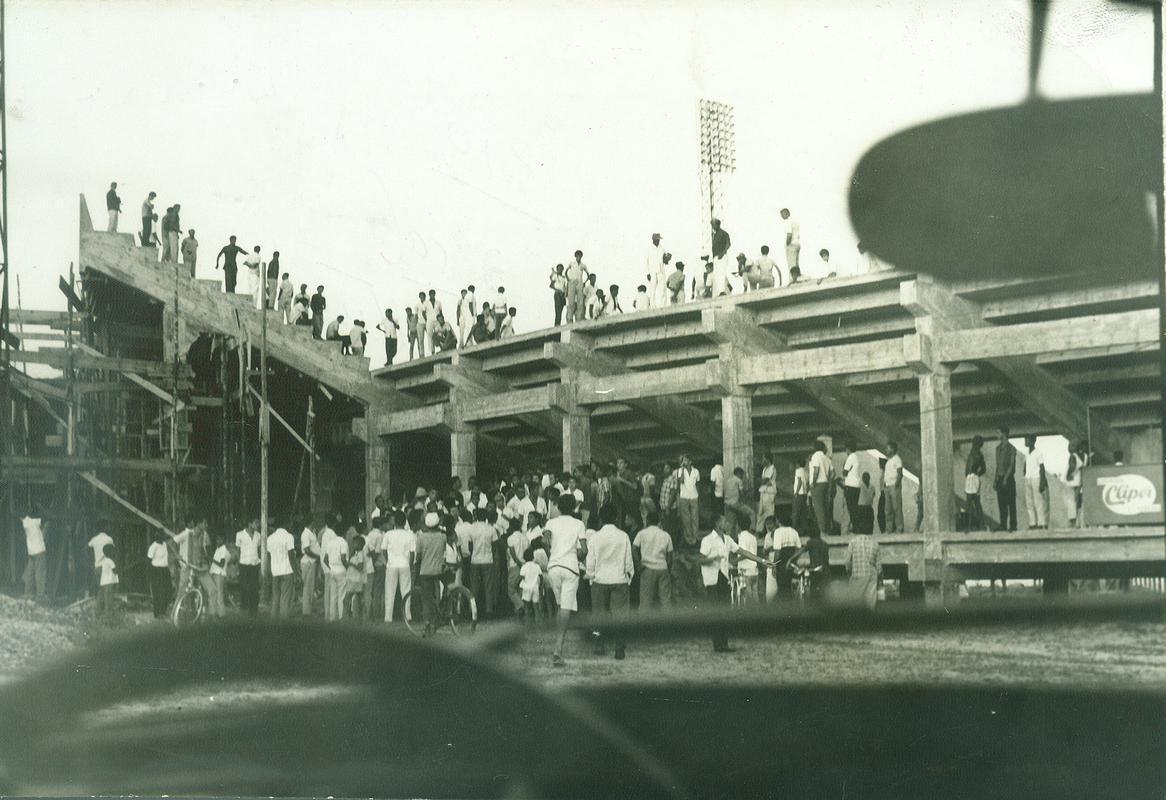 De 1965 a 1970, o estdio passou a receber as primeiras arquibancadas. Desde a estrutura de madeira at a alvenaria, com apoio da doao sobretudo de torcedores do clube. Na foto, a construo de um lance de escadas com pblico em dia de jogo, em 1967.