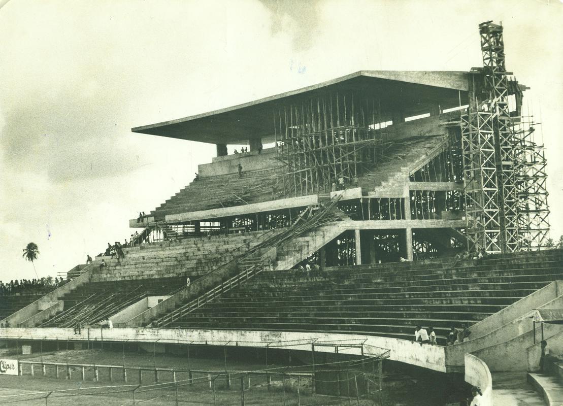 De 1965 a 1970, o estdio passou a receber as primeiras arquibancadas. Desde a estrutura de madeira at a alvenaria, com apoio da doao sobretudo de torcedores do clube. Na foto, o crescimento do setor de cadeiras e tribunas de honra, em 1969.