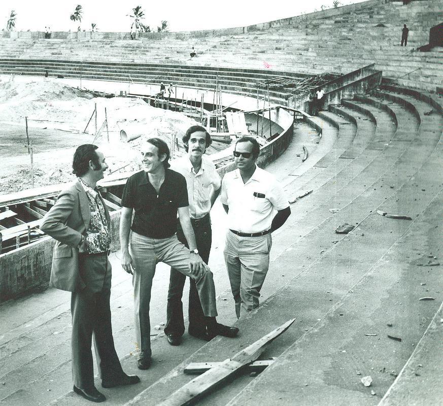 Ainda em 1971 as obras de expanso tiveram incio, avanando nos diferentes setores do estdio. Na foto, os quatro engenheiros responsveis pela obra.