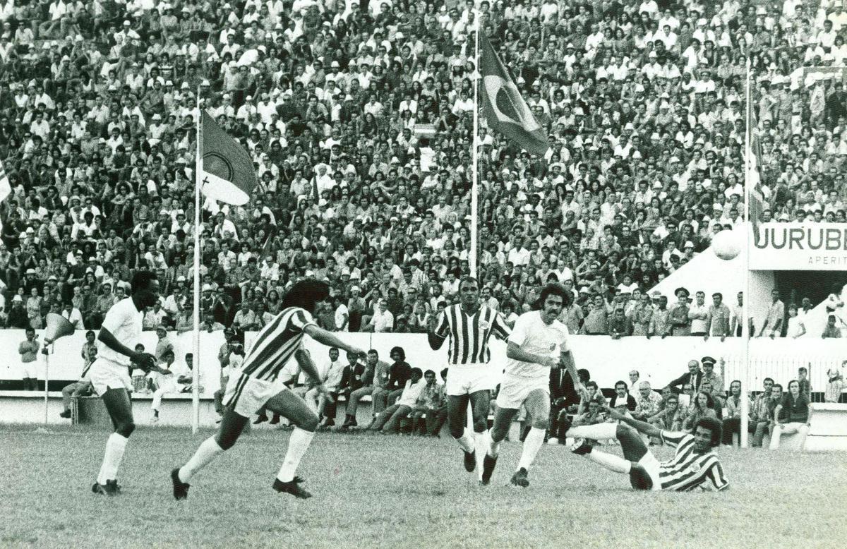 O Arruda tambm se tornou palco para jogos das demais equipes pernambucanas. Na foto, registro de 1973, na partida entre Nutico x Santos, pelo Campeonato Brasileiro da poca.